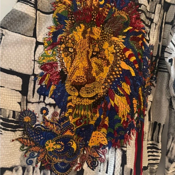 Robert Graham Abstract Black and White Shirt with Vibrant Lion Design - Picture 2 of 12